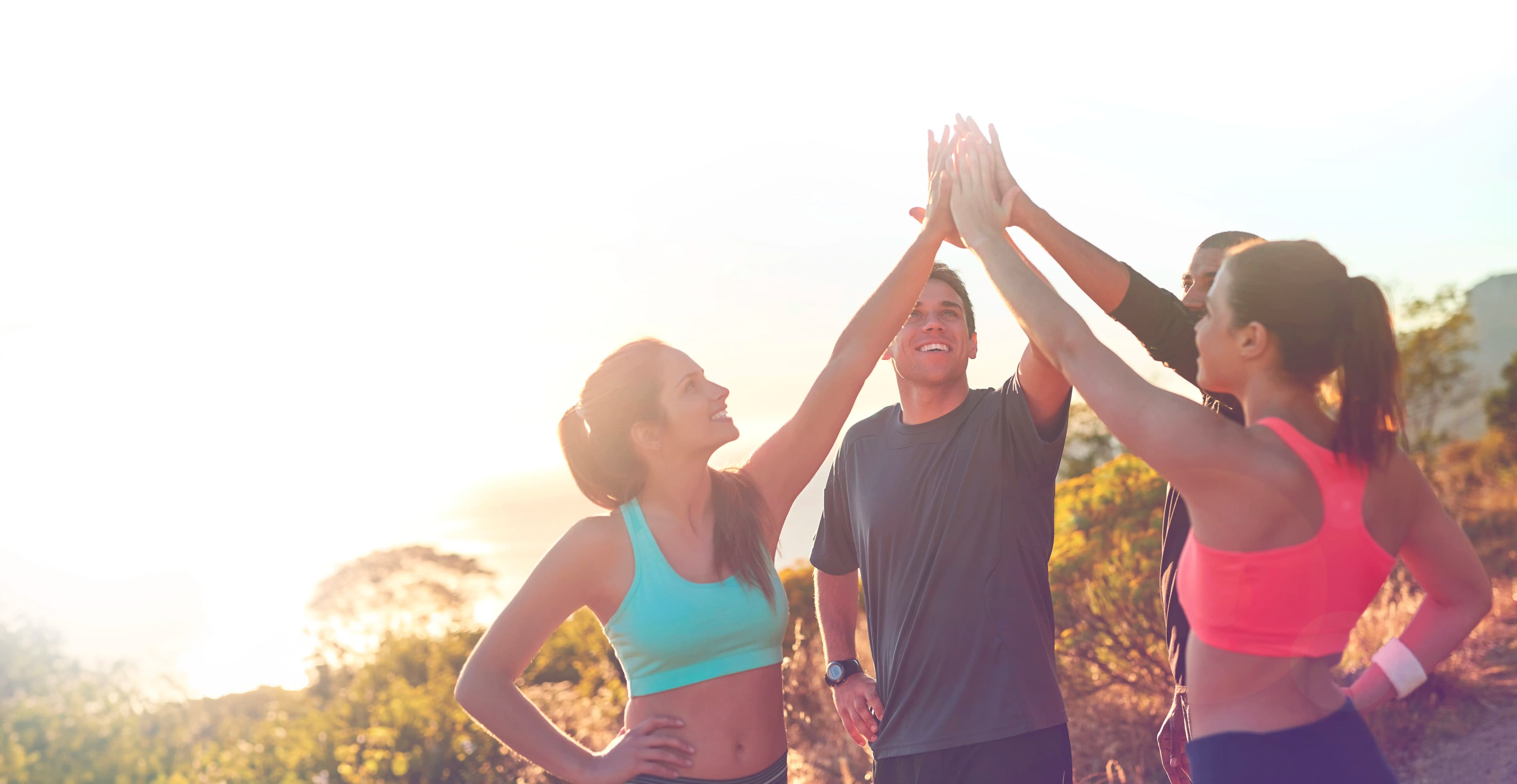 Femme active souriante faisant du sport en plein air