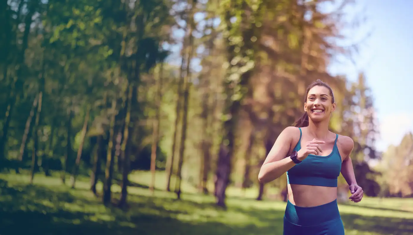Femme active souriante faisant du sport en plein air
